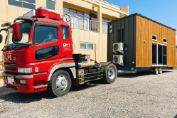 トレーラーハウスとは？車で牽引できる、車両扱いの建物。